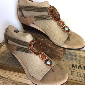 Mia brown beaded t strap sandals 7.5 Baylee